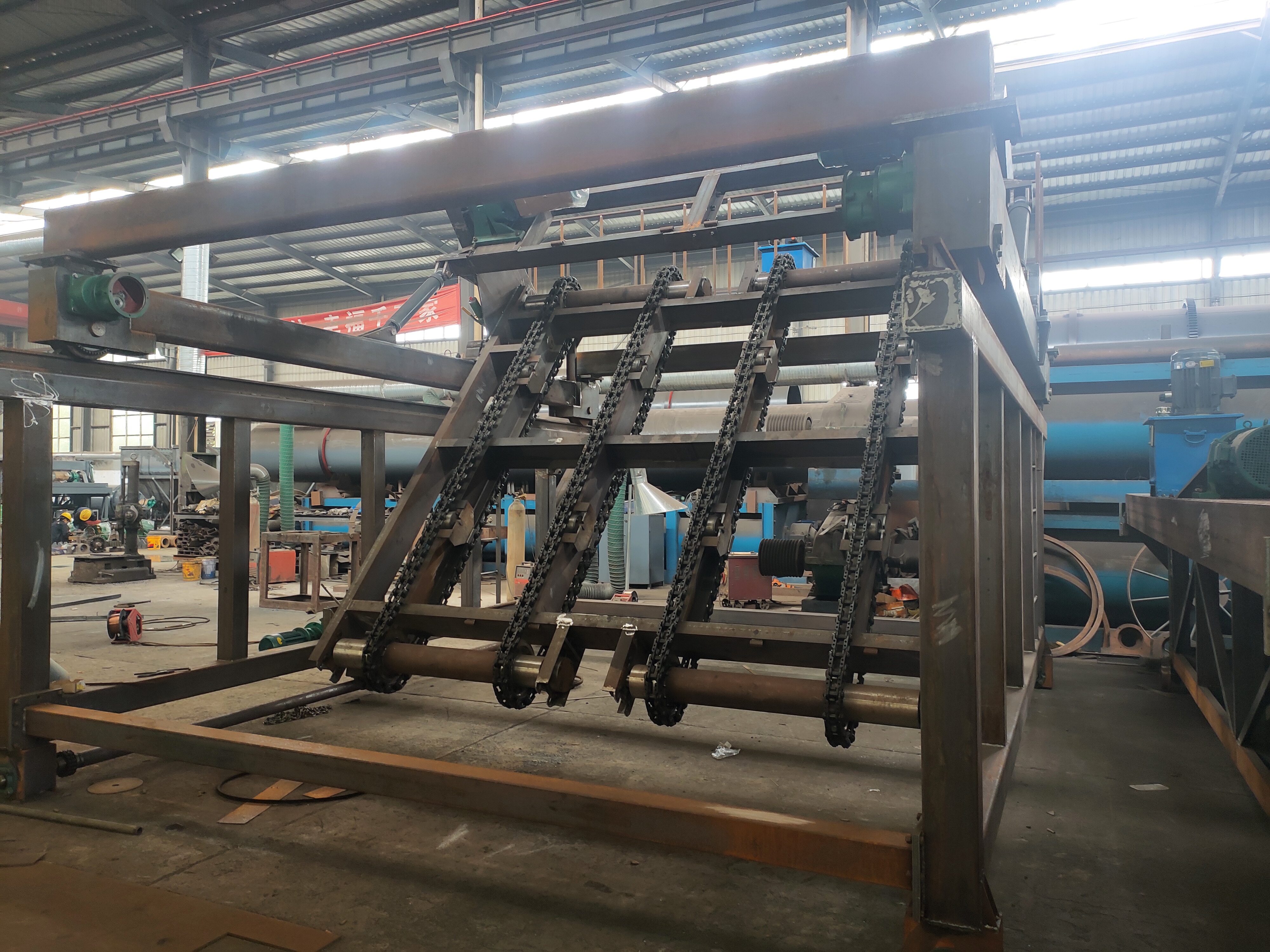 兩種常見的有機肥翻堆設備在功能和設計上存在一些區別(圖1) 兩種常見的有機肥翻堆設備在功能和設計上存在一些區別(圖1)